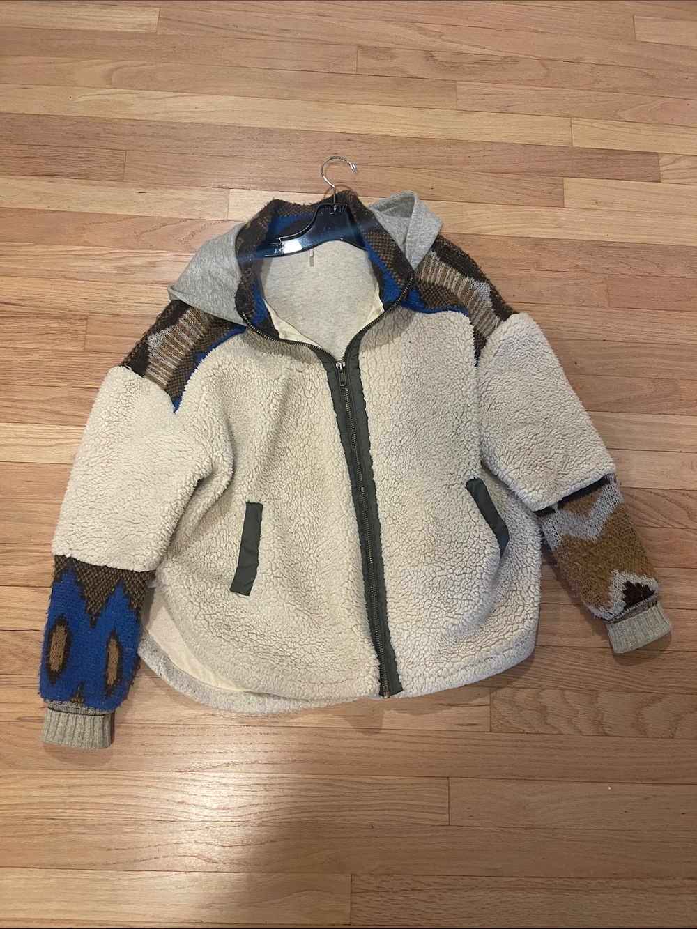 Free people women’s Cream Sherpa Zip-Up Jacket with Patterned Sleeves size S - Picture 3 of 9